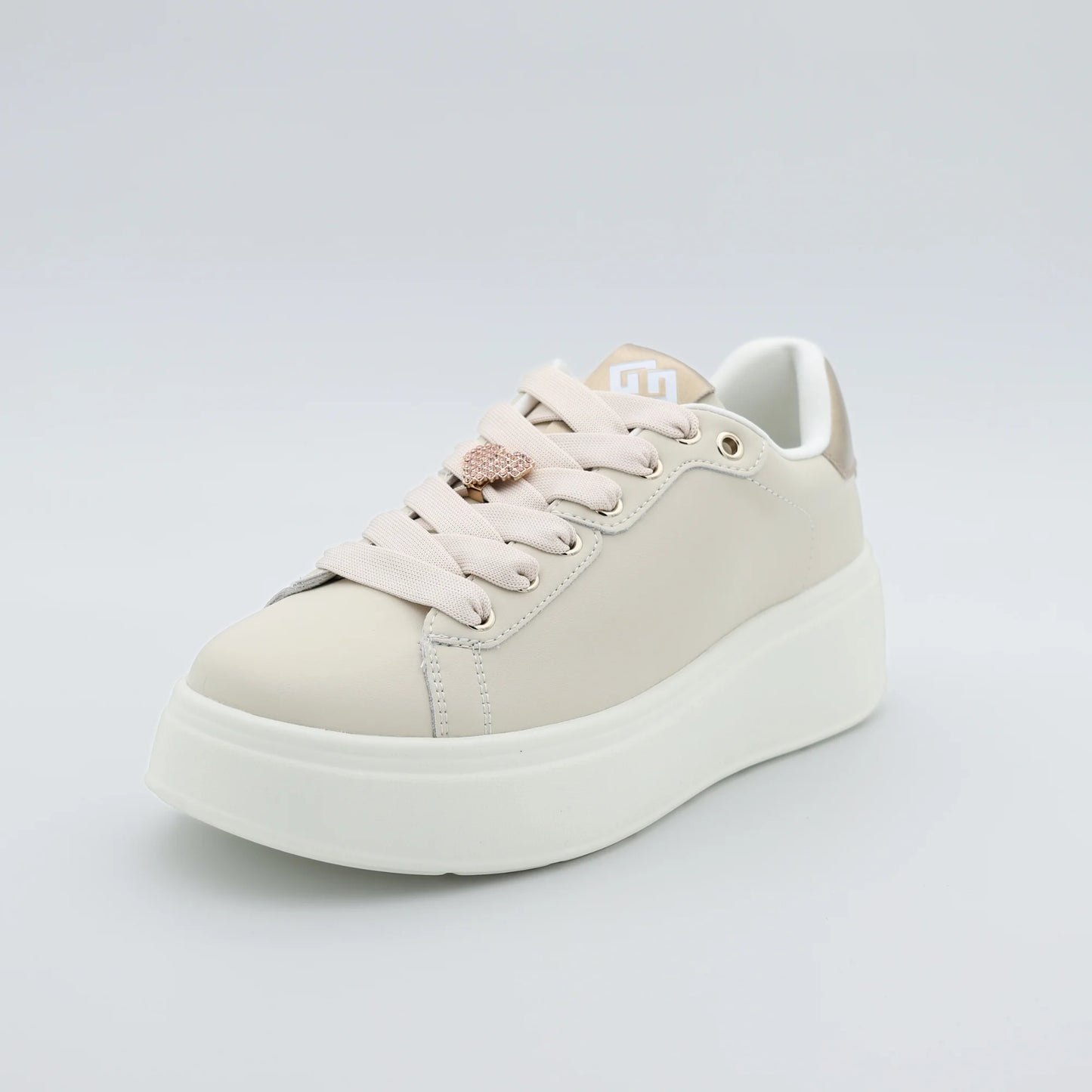 Дамски сникърси в бежово с декоративни блестящи сърца