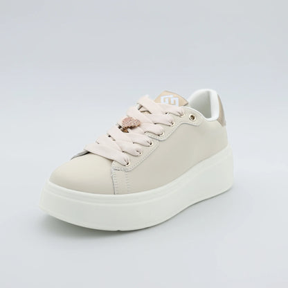 Дамски сникърси в бежово с декоративни блестящи сърца