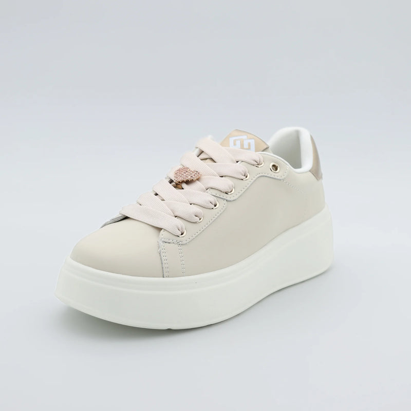 Дамски сникърси в бежово с декоративни блестящи сърца