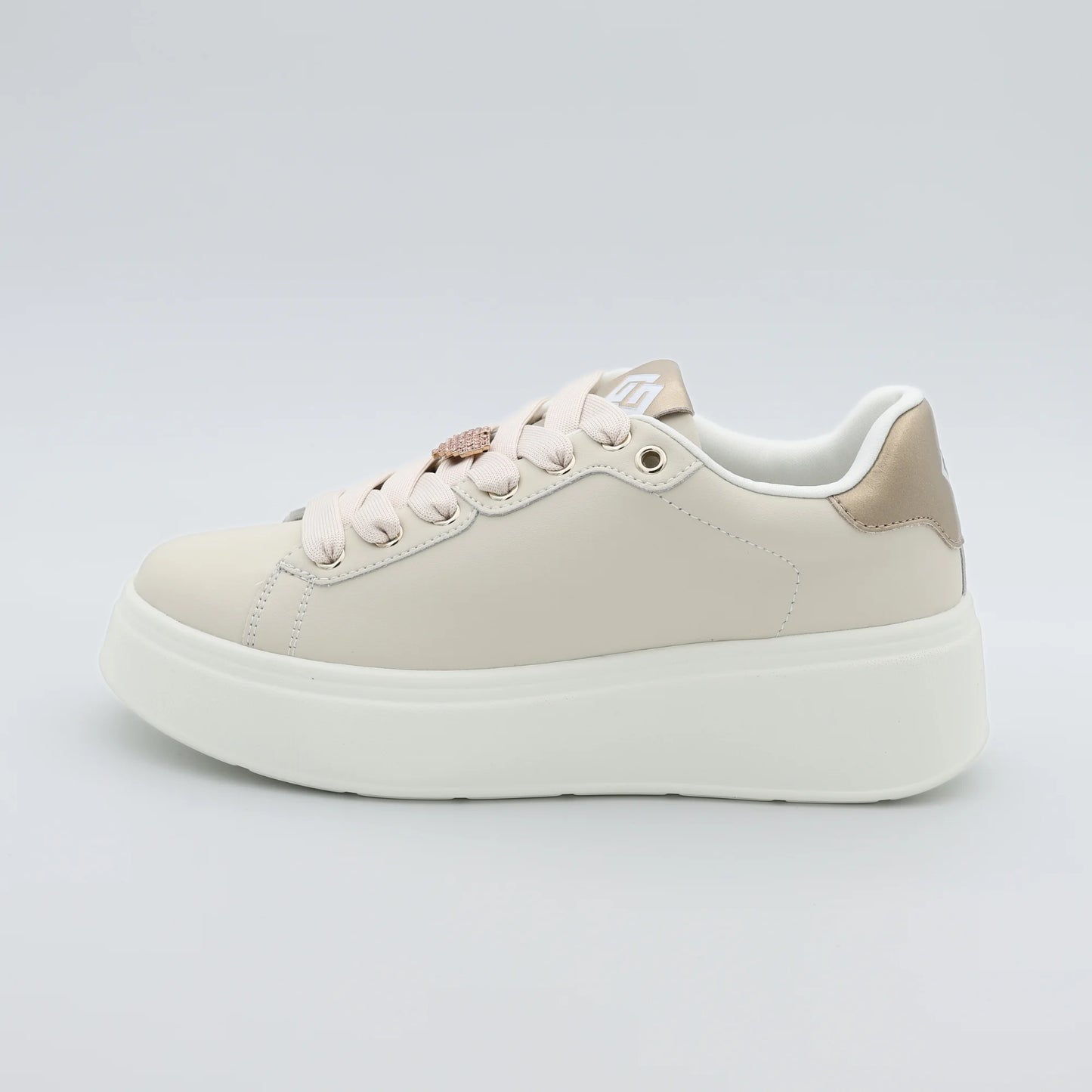 Дамски сникърси в бежово с декоративни блестящи сърца