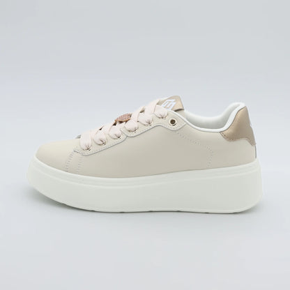 Дамски сникърси в бежово с декоративни блестящи сърца