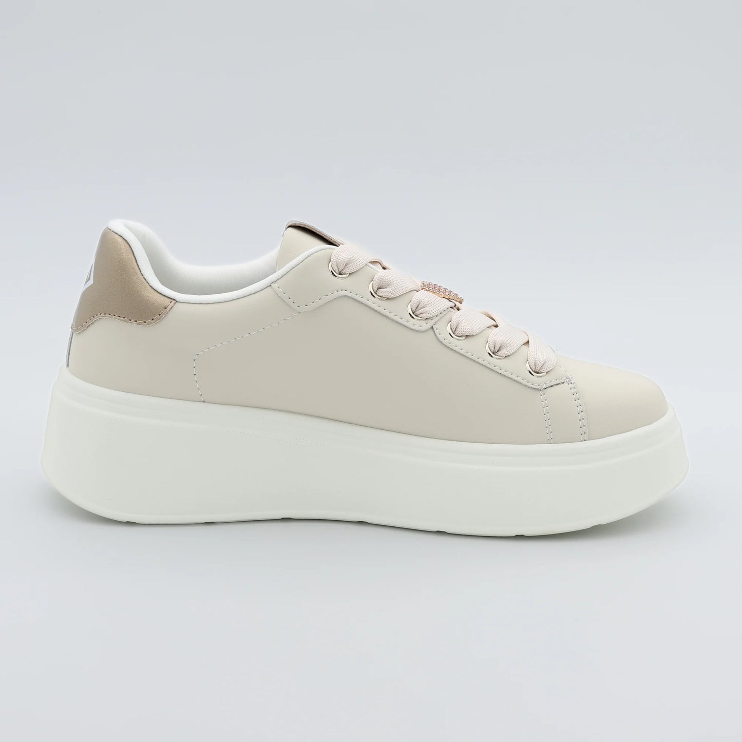 Дамски сникърси в бежово с декоративни блестящи сърца