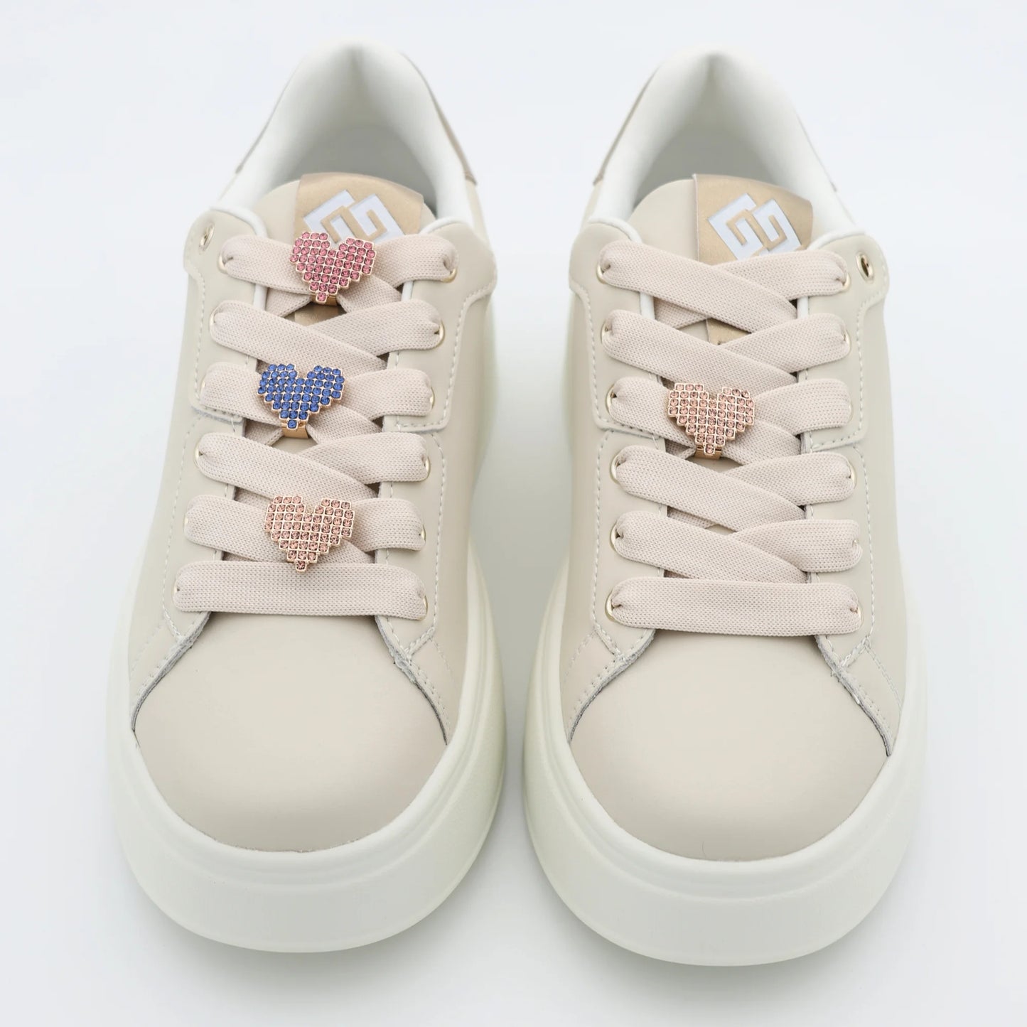 Дамски сникърси в бежово с декоративни блестящи сърца