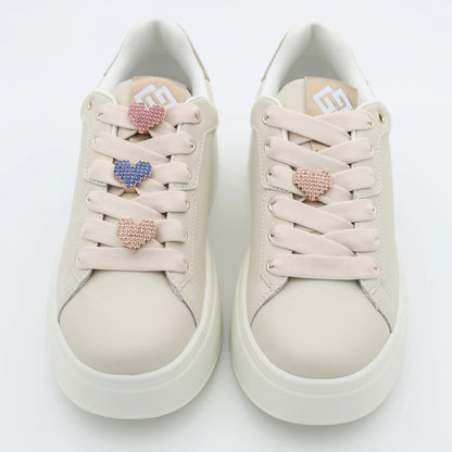 Дамски сникърси в бежово с декоративни блестящи сърца