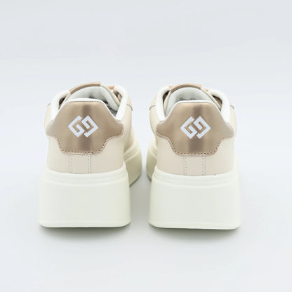 Дамски сникърси в бежово с декоративни блестящи сърца