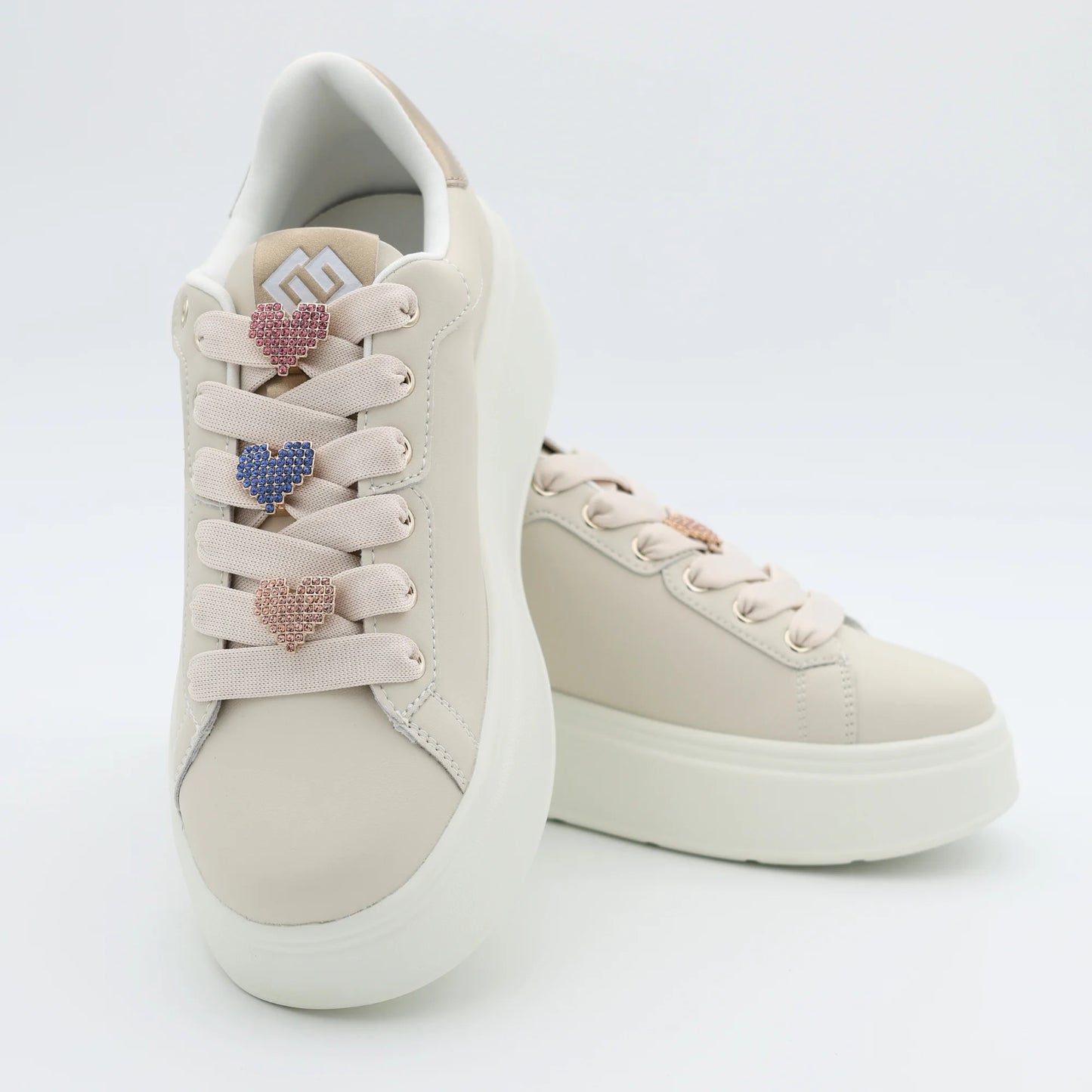Дамски сникърси в бежово с декоративни блестящи сърца