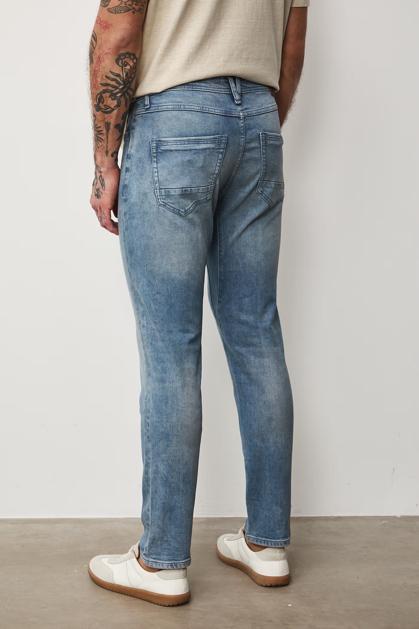 Мъжки дънки тип "Slim Fit" в измит син цвят