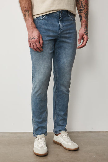 Мъжки дънки тип "Slim Fit" в измит син цвят