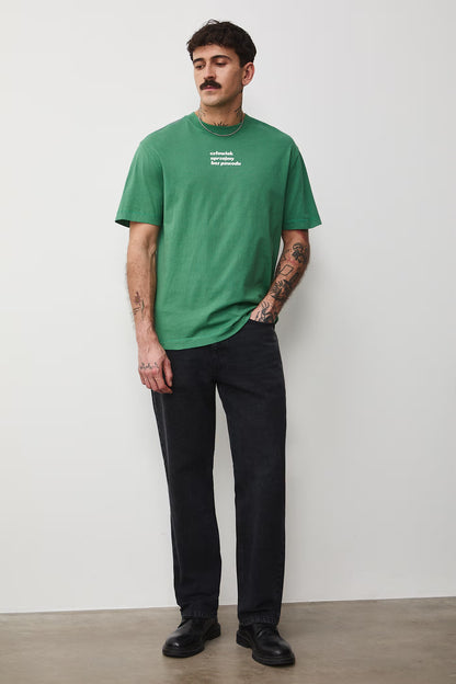 Мъжка тениска с абстрактен арт надпис в зелен цвят