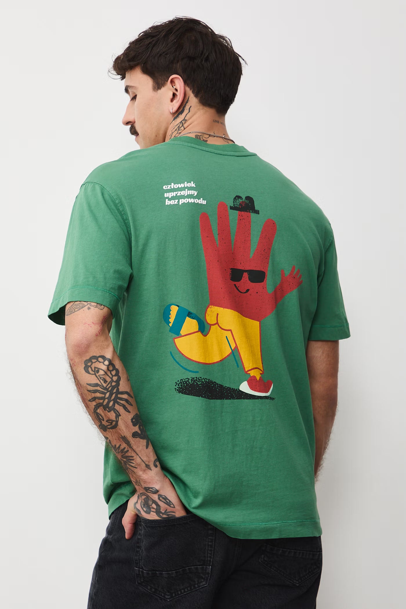 Мъжка тениска с абстрактен арт надпис в зелен цвят