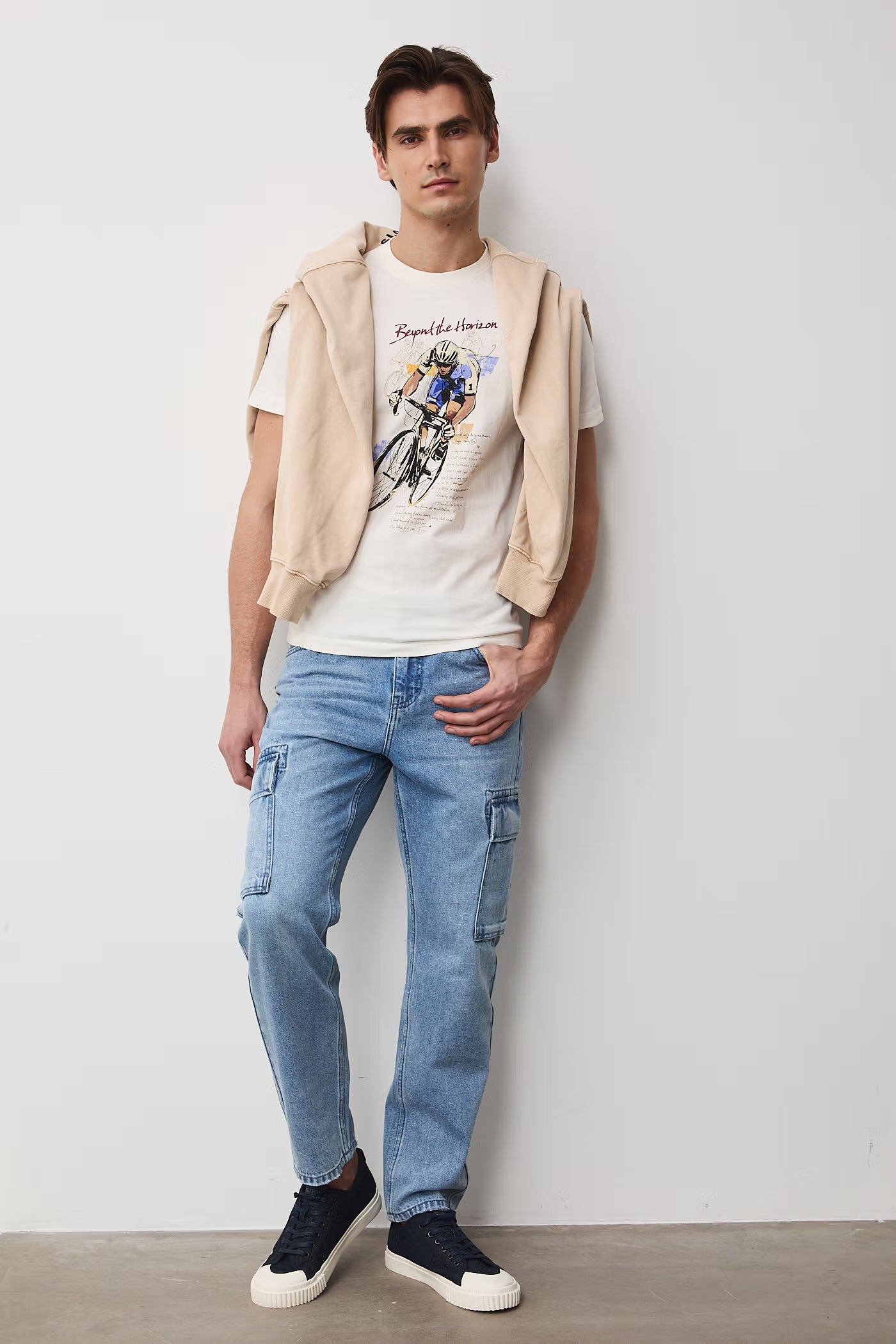 Мъжка тениска с абстрактен арт принт "Колоездач" в бежов цвят