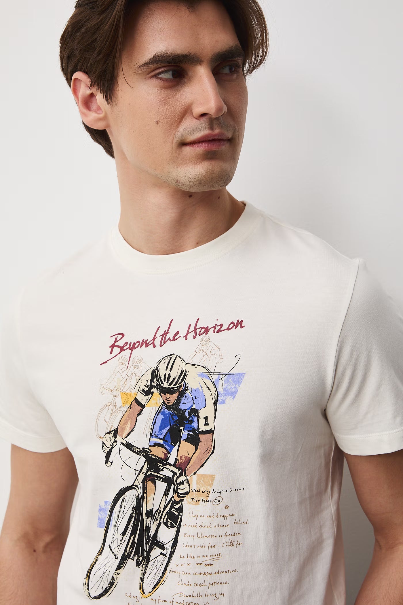 Мъжка тениска с абстрактен арт принт "Колоездач" в бежов цвят