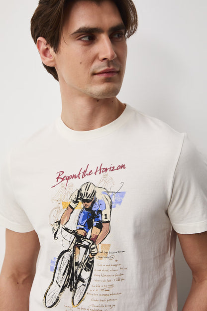 Мъжка тениска с абстрактен арт принт "Колоездач" в бежов цвят