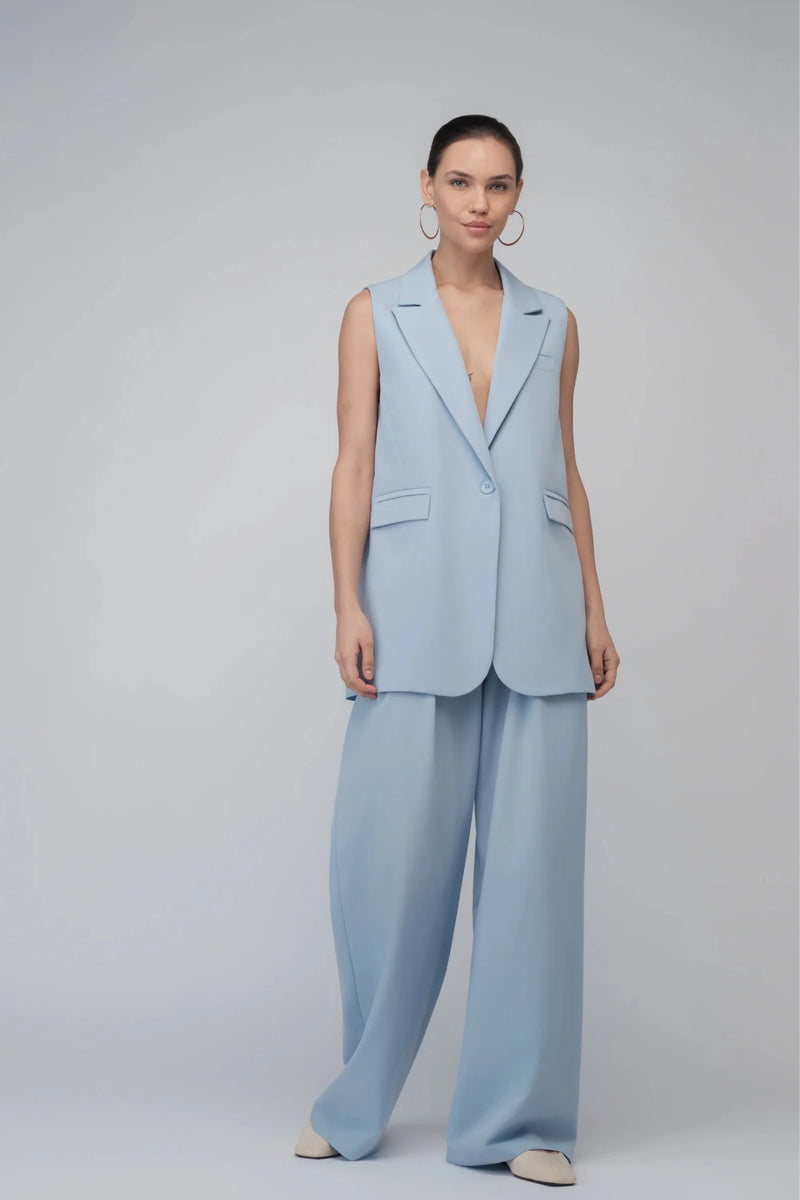 Дамски Комплект "Cyrene" в син цвят за смела, модерна жена. Кройката без ръкави и широките панталони