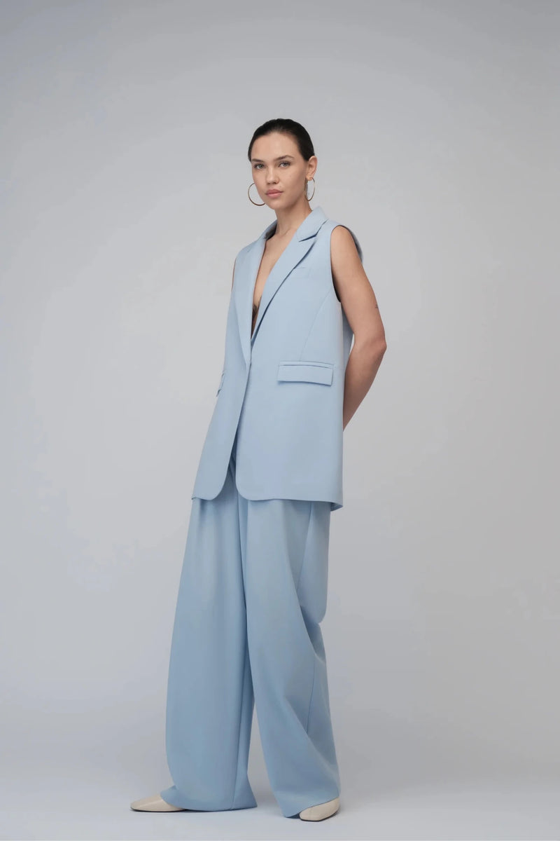 Дамски Комплект "Cyrene" в син цвят за смела, модерна жена. Кройката без ръкави и широките панталони