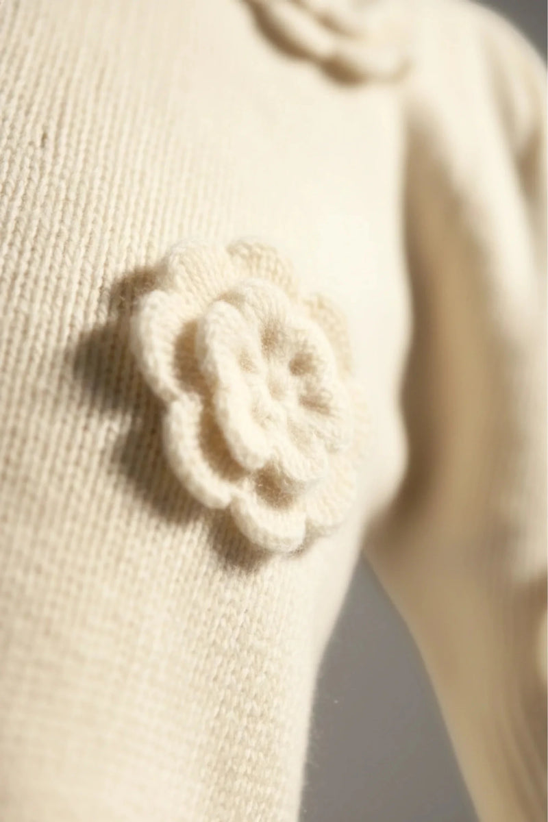 Дамски Пуловер на цветя, Бежов