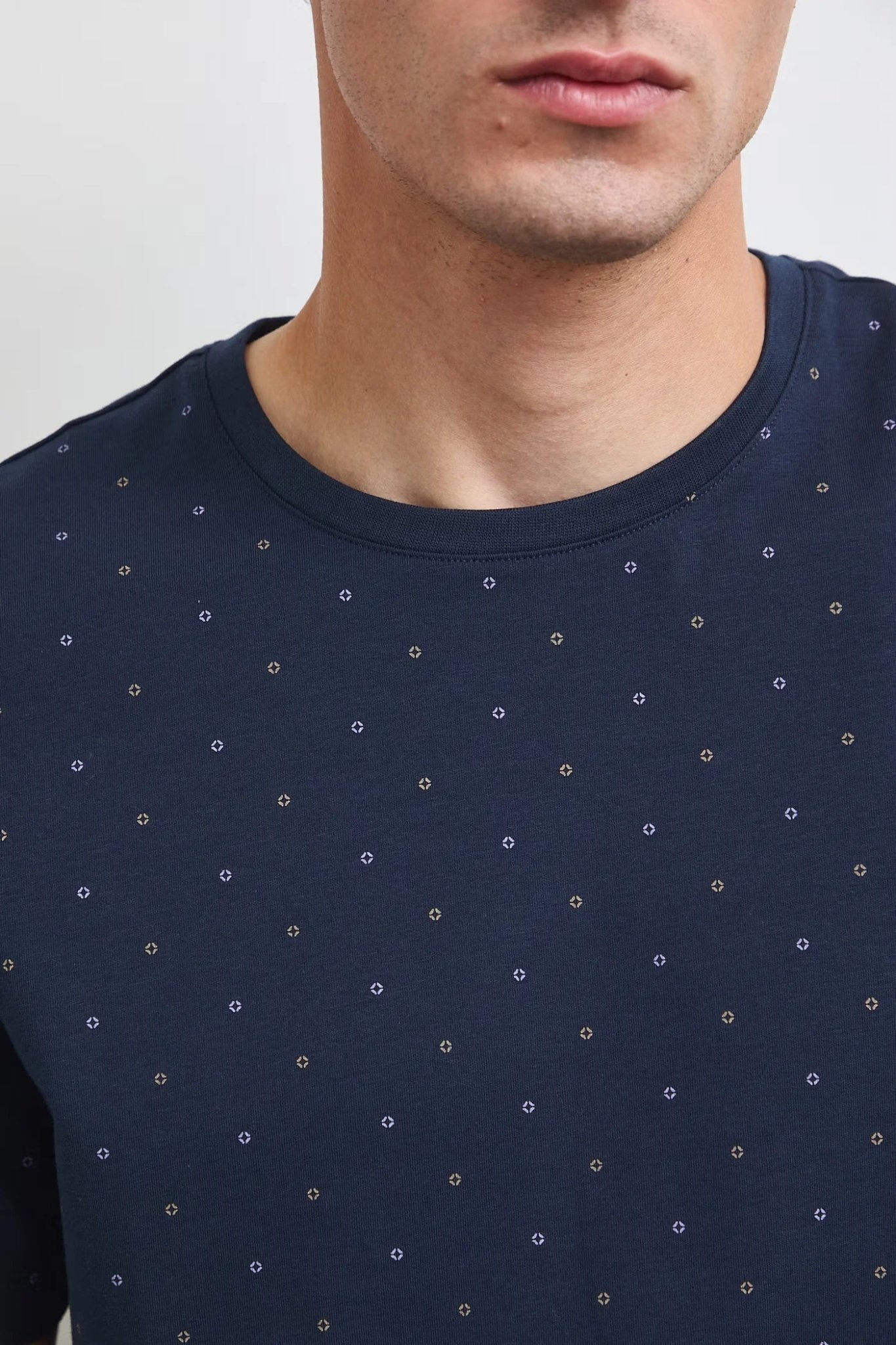 Тъмносиня мъжка тениска слим кройка с дребен принт Medicine Roberto Fashion Store T-shirt RW26-TSM011-59A-S S